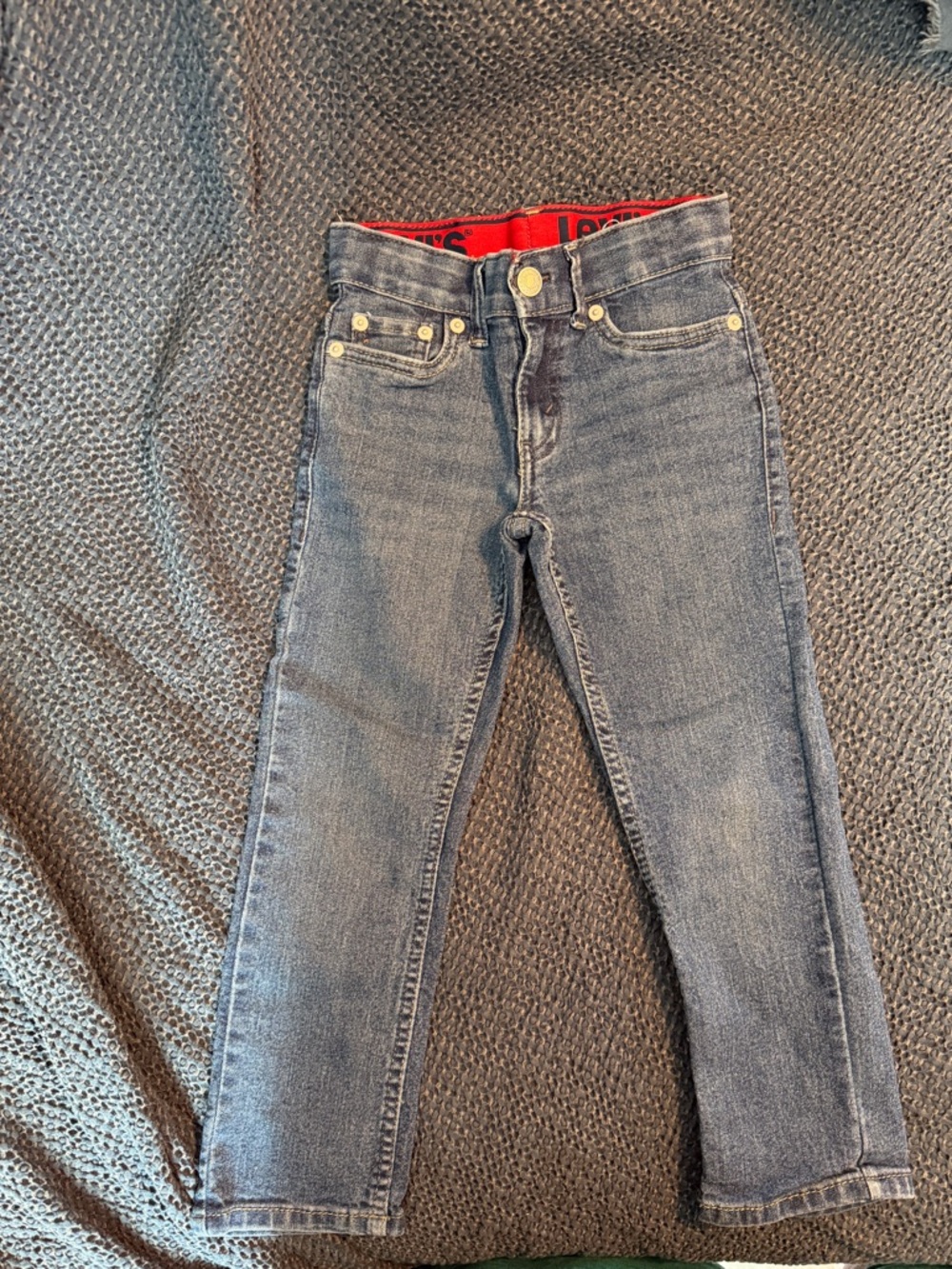Levi’s Boys 5T Straight Leg Jeans Medium Wash Blue Denim Like New